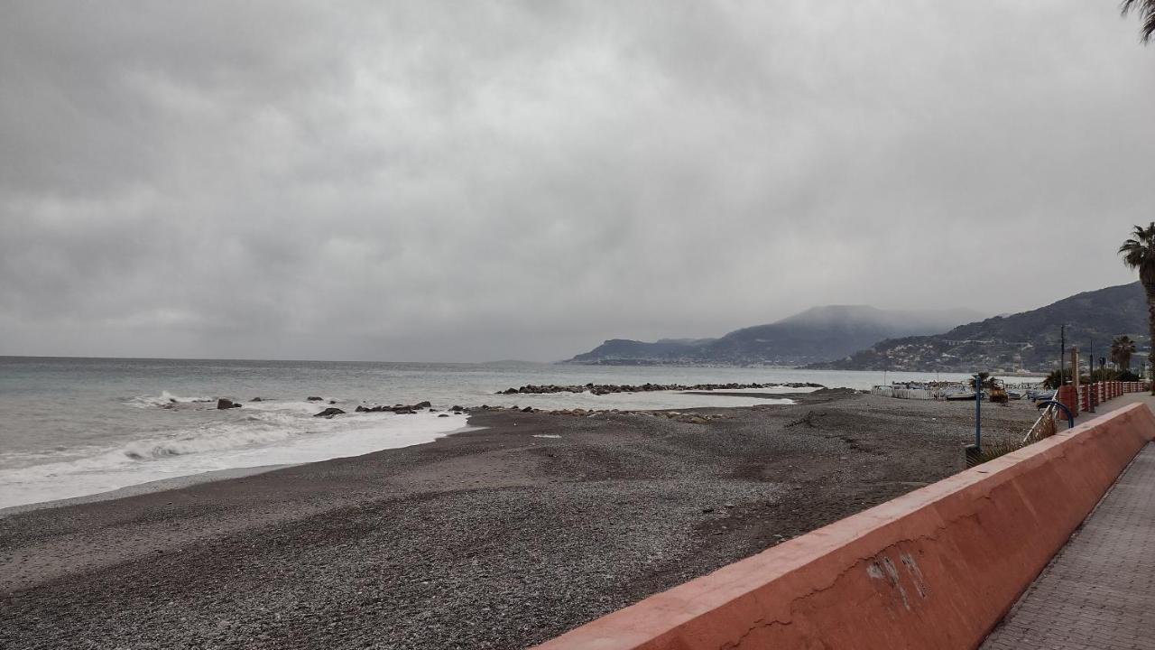 Appartamento Mama Monolocale Terrazzo Vista Mare ヴェンティミーリア エクステリア 写真
