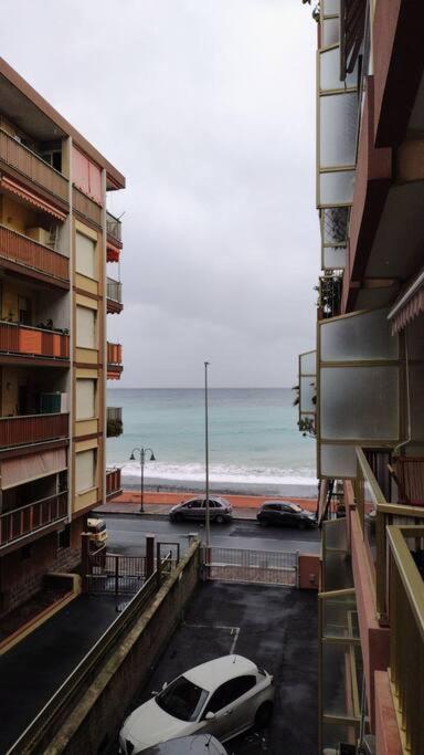 Appartamento Mama Monolocale Terrazzo Vista Mare ヴェンティミーリア エクステリア 写真